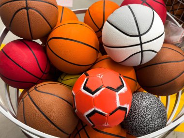 Canlı mavi, sarı ve kırmızı renkli voleybol topları bir alışveriş sepetinde bir araya toplanır. Yüksek kalite fotoğraf