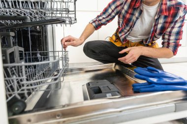  Amerikan Tamirci Bulaşık Makinesi Tamircisi. Yüksek kalite fotoğraf