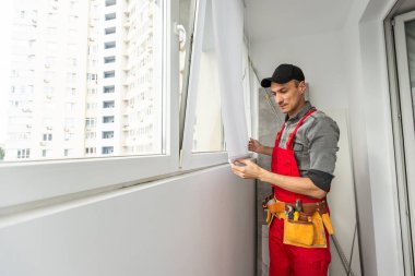 Üniformalı işçiler içeri plastik pencere kuruyor. Yüksek kalite fotoğraf