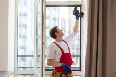 Yeni dairenin camlarını tamir eden bir tamirci