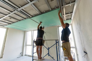 İnşaat işçileri yeni inşaat alanı için tesisat işleri yapıyorlar. - Evet. Yüksek kalite fotoğraf