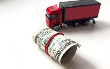 Oyuncak bir kamyon yuvarlanmış bir dolar taşıyor. Yüksek kalite fotoğraf