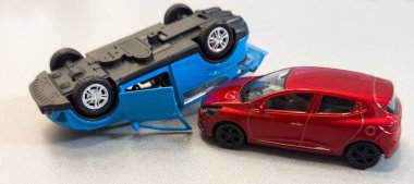 Model oyuncak arabalar yolda kaza yapar. Yüksek kalite fotoğraf