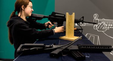 Hedefin yakınındaki poligonda tüfekli kızlar. Yüksek kalite fotoğraf. Yüksek kalite fotoğraf