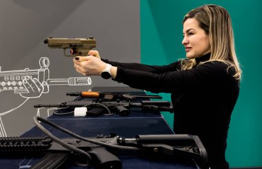 Hedefin yakınındaki poligonda tüfekli kızlar. Yüksek kalite fotoğraf. Yüksek kalite fotoğraf