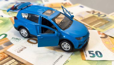 Araba ve para. Satın alma, kiralama, sigorta, yakıt, hizmet ve onarım masrafları. Yüksek kalite fotoğraf