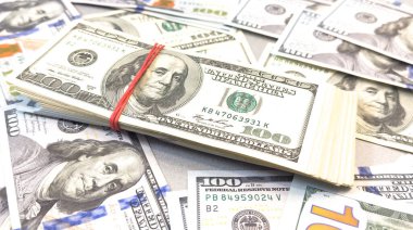 Ahşap masa arkaplan dokusunda yüzlerce dolarlık banknotlar. Bir tomar para ofis masasına saçıldı. Servet ve gelir kavramı. Yüksek kalite fotoğraf