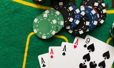 Şifreli poker kartları. Poker kulübündeki galibiyet kombinasyonu. Poker oyununda şans kavramı. Yüksek kalite fotoğraf