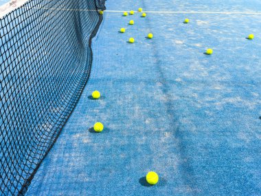 Seçici odaklanma, iki top ve mavi raket tenis kortu çizgisi. Yüksek kalite fotoğraf