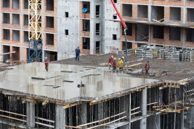 İnşaat işçileri inşaat alanında çelik takviye çubuğu üretiyorlar. Yüksek kalite fotoğraf