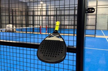 Padel raketi bir top ile bir padel kortunda. Yüksek kalite fotoğraf