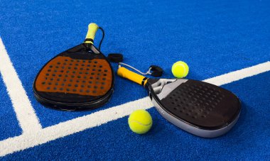 Padel tenis raketi. Kopya alanı olan bir arkaplan. Spor sahası ve toplar. Yüksek kalite fotoğraf