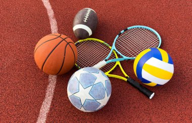 Spor sahasında spor ekipmanları grubu. Yüksek kalite fotoğraf