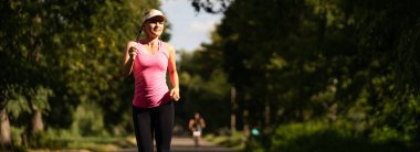 Parkta koşan koşucu kadın..