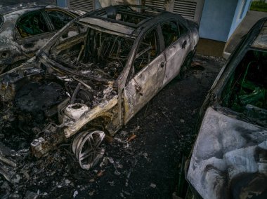 Yanmış yeni bir araba. Yanmış metal dokusu, metalik arkaplan