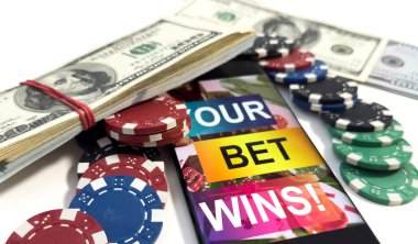 Online poker konsepti. Akıllı telefon ve poker fişleri. Poker çevrimiçi afişi. Uzayı kopyala Vignette. Mesaj için yer. Kumar oynuyorum. Geçmişi. Yüksek kalite fotoğraf
