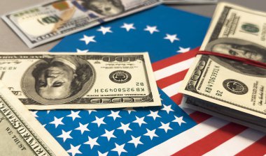 Avrupa Birliği bayrağı ve dolar banknotları. Yüksek kalite fotoğraf