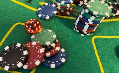 Oyun masasında dramatik ışıklandırmalı poker çipleri. Yüksek kalite fotoğraf