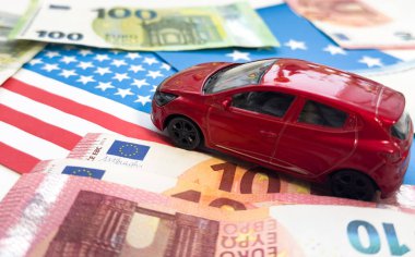 Avrupa Birliği bayraklarıyla ilgili Avro notları. Avrupa Birliği 'nde Çin elektrikli arabaları için vergi. AB ve ABD ticaret savaşı. Yüksek kalite fotoğraf