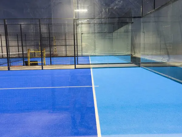  Geniş modern bir yapı altında, yeni kurulmuş padel kortları. Merkezde mahkemelerin girişi var, bir tarafta. Yüksek kalite fotoğraf