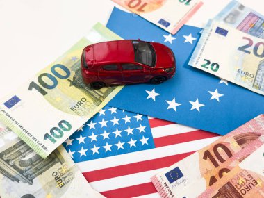 Avrupa Birliği bayraklarıyla ilgili Avro notları. Avrupa Birliği 'nde Çin elektrikli arabaları için vergi. AB ve ABD ticaret savaşı. Yüksek kalite fotoğraf