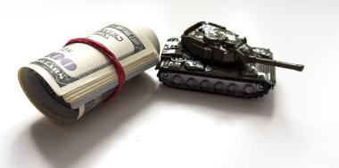 Askeri tank, Amerikan dolarları. Kavram: Ukrayna 'ya askeri ve mali yardım, yüksek silah maliyetleri, Amerika' dan silah tedariği. Yüksek kalite fotoğraf