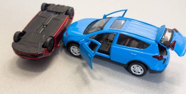 Beyaz arka planda iki oyuncak araba kazası, kaza, trafik kazası. Üst Manzara. Yüksek kalite fotoğraf