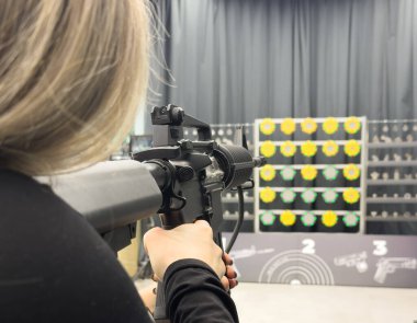  Atıcılar modern bir kapalı alan poligonunda taktiksel atış talimi yapıyorlar. Yüksek kalite fotoğraf