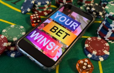 Online poker konsepti. Yeşil arka planda akıllı telefon ve poker fişleri. Poker çevrimiçi afişi. Uzayı kopyala Vignette. Mesaj için yer. Kumar oynuyorum. Geçmişi. Yüksek kalite fotoğraf