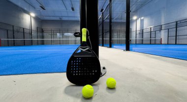Padel raketi mavi bir kortta top ile. Yüksek kalite fotoğraf