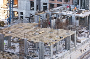 İnşaat işçileri inşaat makinesinde çalışıyor. Binalarda yükseklerde çalışan işçiler için hava platformu. - Evet. Yüksek kalite fotoğraf