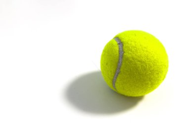 Tenis topu beyaz arka planda izole edilmiş. Yüksek kalite fotoğraf