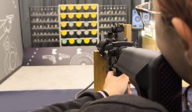 Kadın atış poligonunun dışındaki hedeflere nişan alıyor. Yüksek kalite fotoğraf