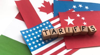  Çin bayrağı ve ABD bayraklarındaki gümrük vergileri için tahta küp bloğu. Amerika Birleşik Devletleri ile Çin arasındaki ekonomik gümrük vergileri ticaret ve vergi bariyerinin sembolü. Yüksek kalite fotoğraf