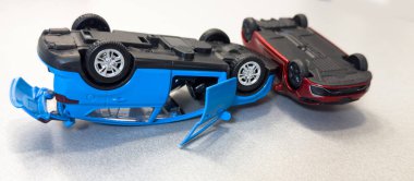 Model oyuncak arabalar yolda kaza yapar. Yüksek kalite fotoğraf