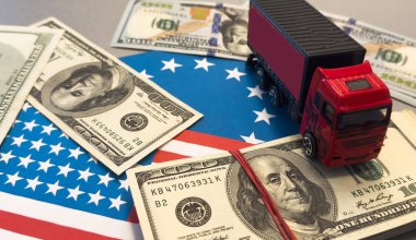 Kamyon yatağına yüklü Amerikan dolarlarıyla tarifeli savaş nakliyesi, ticaret ve ticaret konsepti. Yüksek kalite fotoğraf