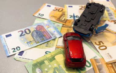 Araba ve para. Satın alma, kiralama, sigorta, yakıt, hizmet ve onarım masrafları. Yüksek kalite fotoğraf