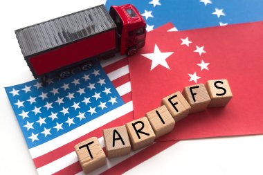  Çin bayrağı ve ABD bayraklarındaki gümrük vergileri için tahta küp bloğu. Amerika Birleşik Devletleri ile Çin arasındaki ekonomik gümrük vergileri ticaret ve vergi bariyerinin sembolü. Yüksek kalite fotoğraf