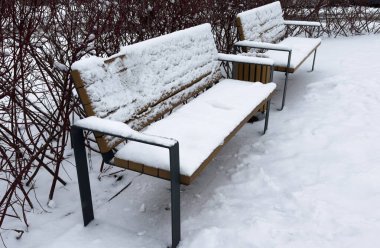 Güneşli bir günde Togliatti, Rusya 'da kışın karla kaplı bankların olduğu şehir yürüyüş caddesi. Güzel kış manzarası. Yüksek kalite fotoğraf