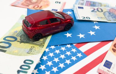 Avrupa Birliği bayraklarıyla ilgili Avro notları. Avrupa Birliği 'nde Çin elektrikli arabaları için vergi. AB ve ABD ticaret savaşı. Yüksek kalite fotoğraf