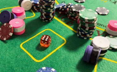 Kumarhane geçmişi. Rulet masası çipleri. Kumarhane teması. Kumarhane ruletinin yüksek kontrastlı görüntüsü, poker oyunu, zar oyunu, kumar masasındaki poker fişleri. Yüksek kalite fotoğraf