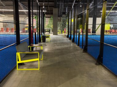 Bir kapalı raket tenis kortu. Yüksek kalite fotoğraf