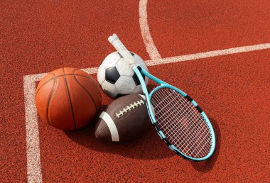 Amerikan futbolu, futbol topu, tenis raketi, tenis topu ve basketbol da dahil olmak üzere çeşitli spor malzemeleri. Yüksek kalite fotoğraf