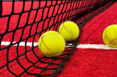  Kırmızı raket tenis kortunun yanında raket tenis topları, raket spor konsepti. Yüksek kalite fotoğraf