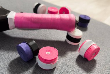 Padel tenis raketi ve raket sarma. Yüksek kalite fotoğraf