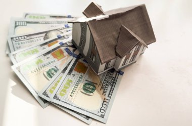 Kağıt oyuncak evi ve dolar. Yüksek kalite fotoğraf