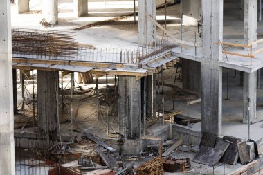 İnşaat mühendisi ekibi standart güvenlik üniforması içinde inşaat alanında çalışıyor. Yüksek kalite fotoğraf