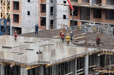 İnşaat işçileri inşaat alanında çelik takviye çubuğu üretiyorlar. Yüksek kalite fotoğraf