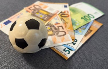 Bir yığın avroya futbol topu. Yüksek kalite fotoğraf