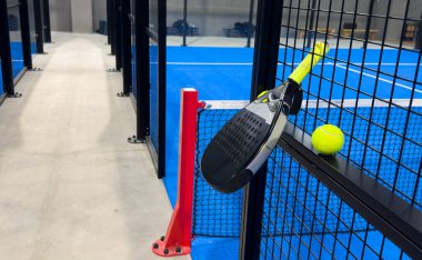 Padel tenis raketi. Kopya alanı olan bir arkaplan. Spor sahası ve toplar. Yüksek kalite fotoğraf